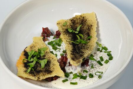 Филе трески с брокколи, зелёным горошком и шафрановым соусом