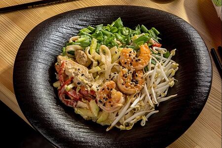 Лапша с курицей и креветками с соусом цезарь