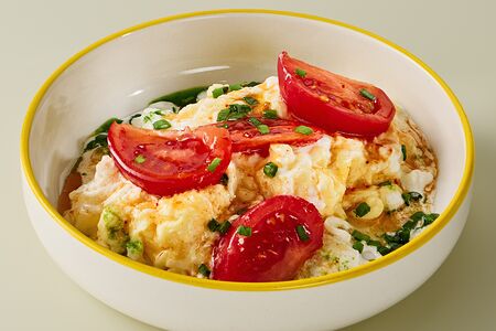 Скрембл с томатами и страчателлой