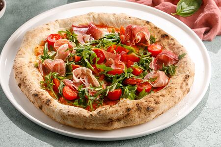 Пицца с пармской ветчиной и рукколой