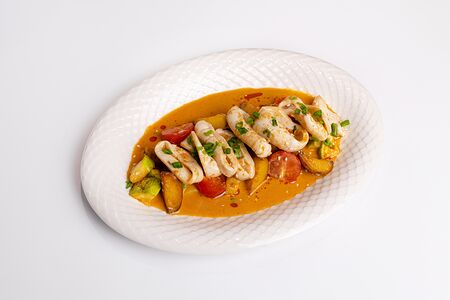 Кальмар, овощи вок, соус том ям