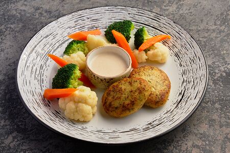 Рыбные котлеты с брокколи и цветной капустой