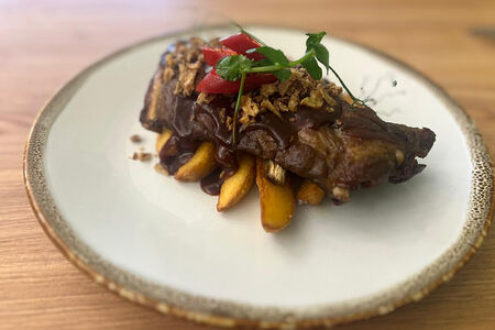 Свиные ребра с луком фри