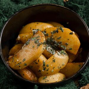 Картофель с чесноком и зеленью