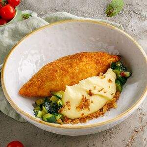 Котлета по-киевски с картофельным пюре и пикантными огурцами