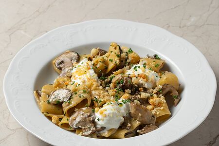 Паккери с рагу из грибов и страчателлой