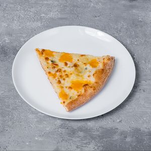 Пицца 4 сыра кусочек