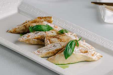 Блинный ролл с муссом из лосося 