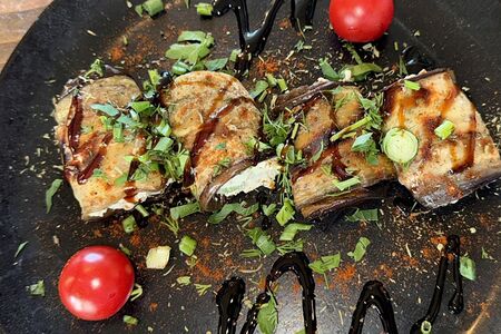 Рулетики из баклажанов с яйцом и зелёным луком в майонезе 