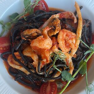 Неро-спагетти с морепродуктами в сливочном соусе