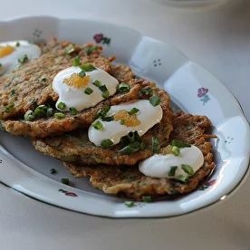 Драники со сметаной и щучьей икрой