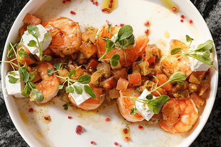 Креветки с мятной сальсой и фетой