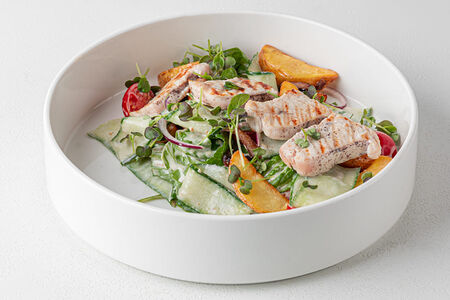 Салат с медальонами из индейки в соусе гамадари