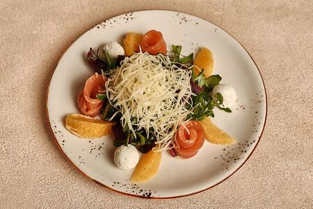 Салат со слабосолёным лососем