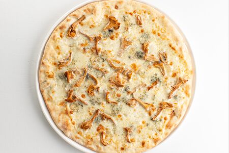 Пицца с лисичками и ракфорти