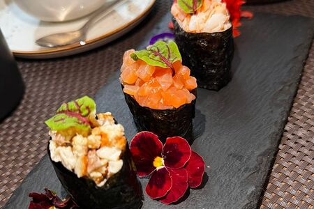 Гункан с лососем