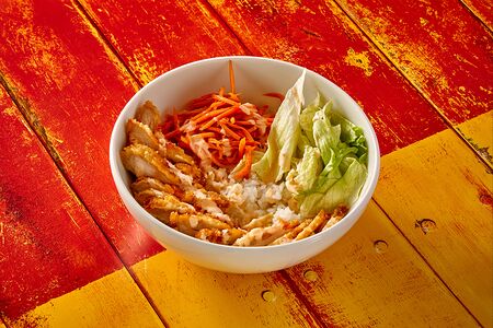 Миска риса с курицей кацу и соусом спайси