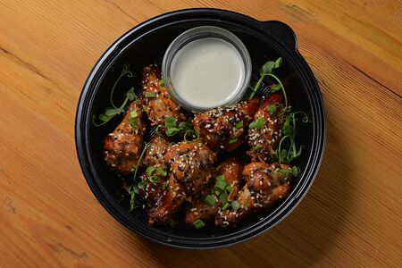 Крылья куриные барбекю с сырным соусом