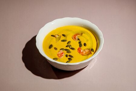 Крем-суп из тыквы с тигровыми креветками 