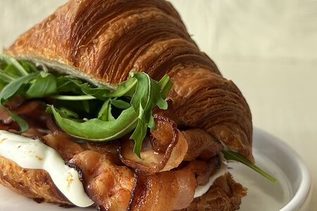 Круассан с беконом