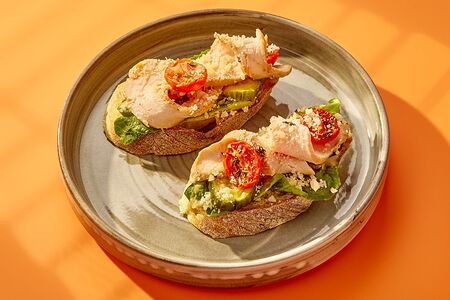 Брускетта с цыпленком