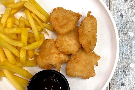 Наггетсы, картофель фри, соус