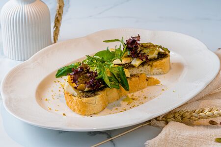 Брускетта с вялеными томатами и артишоками 