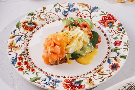 Брускетта с неркой, авокадо и яйцом Бенедикт