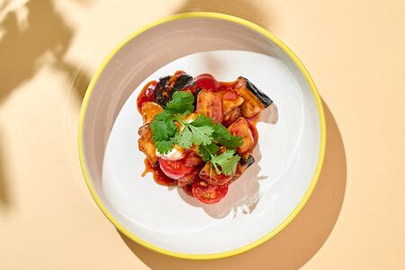 Салат с хрустящими баклажанами и сливочной моцареллой