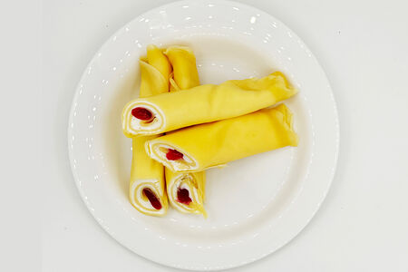 Налистники с творогом и клубникой