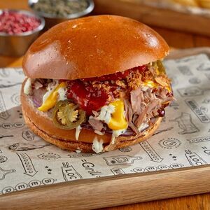 Бургер с рваной cвинoй рулькой