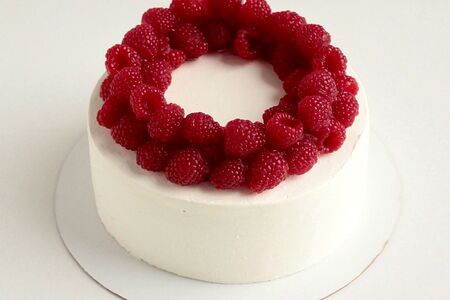 Бисквитный торт Клубника-Манго с малиновым венком