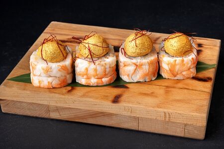 Ролл с креветкой и золотой грушей