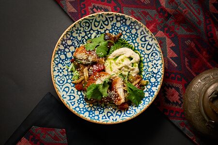 Салат с мангала с угрем и кунжутным муссом