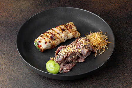 Выдержанная говядина в кунжутом соусе с баклажаном и грецким орехом