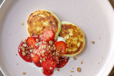 Сырники со страчателлой и свежей клубникой