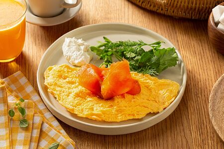 Омлет с лососем и творожным сыром