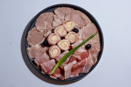 Тарелка мясных деликатесов