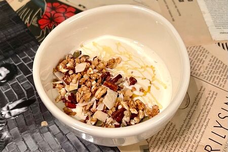 Гранола с домашним йогуртом и вишней