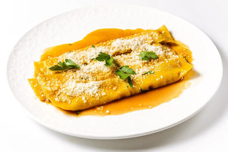 Каннеллони с говядиной и репой в соусе демиглас