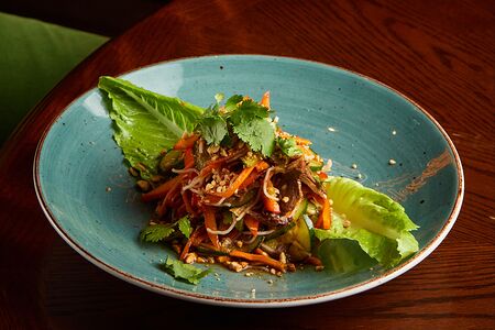 Салат с фунчозой и говядиной 