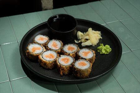 Маки с лососем жареный