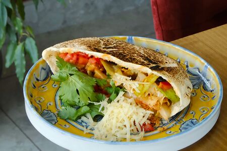 Пита с куриным филе и овощами 