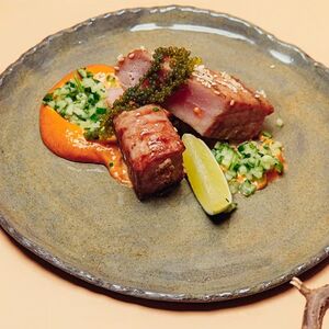 Тунец с соусом юм-юм