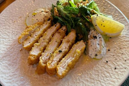 Шницель куриный с соусом Цезарь