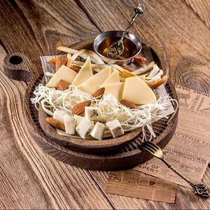 Тарелка с сырами