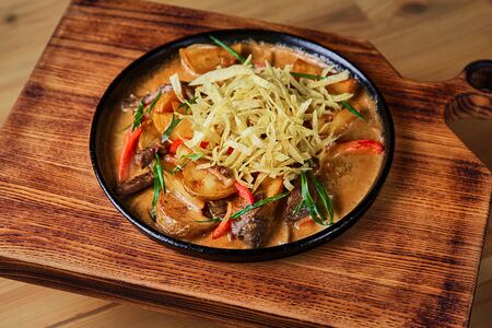 Жареха с говядиной и картофелем пай