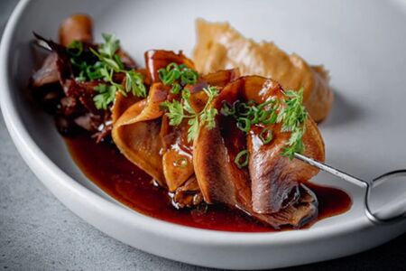 Томленый говяжий язык с кремом из квашеной капусты