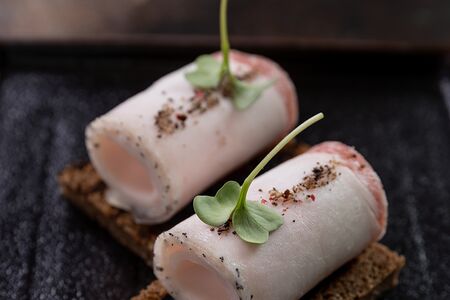 Сало соленое на бородинской гренке