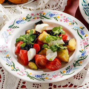 Салат с хрустящими баклажанами и сливочным сыром